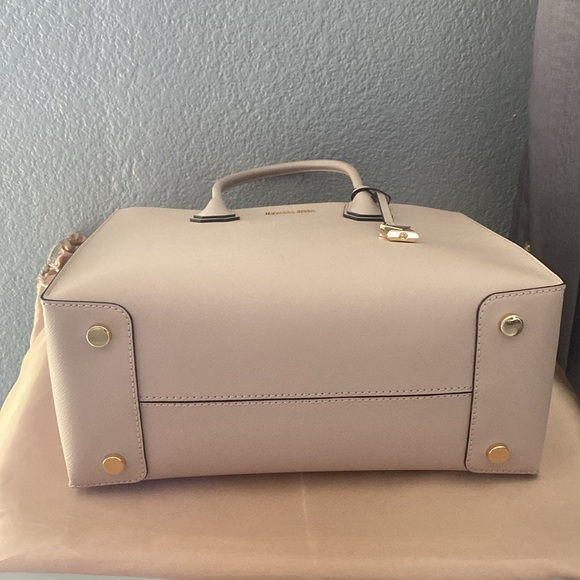 ⭐️SOLD⭐️ Michael Kors Mercer Tote - Picture 4 of 5